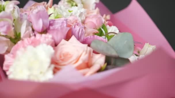 Елегантна квіткова композиція, зроблена флористом у майстерні — стокове відео