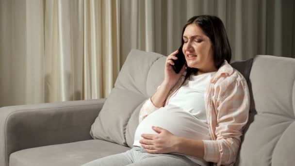 Femme ressent des contractions et appelle son mari à l'aide — Video