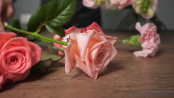 Florist makes elegant flower bouquet with roses for wedding — Stock Video