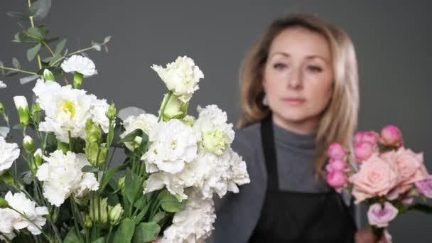 Fleuriste organise bouquet de fleurs romantiques avec des roses fraîches — Video