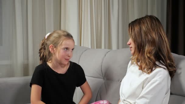 Madre regaña hija adolescente por desobediencia en casa — Vídeo de stock