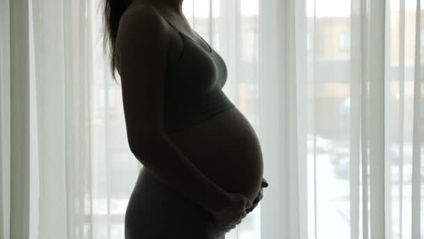 Femme enceinte silhouette en vêtements de sport coups gros ventre — Video