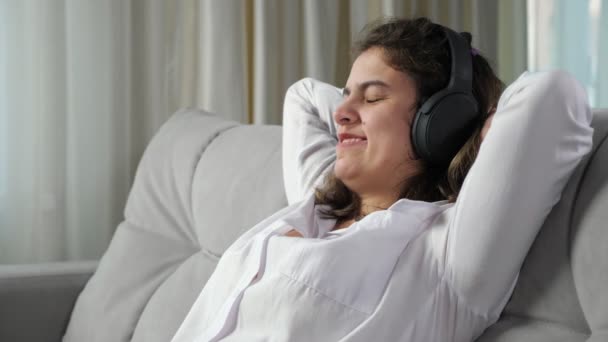 Fogyatékkal élő nő pihenni hallgat zenét fülhallgatóban — Stock videók