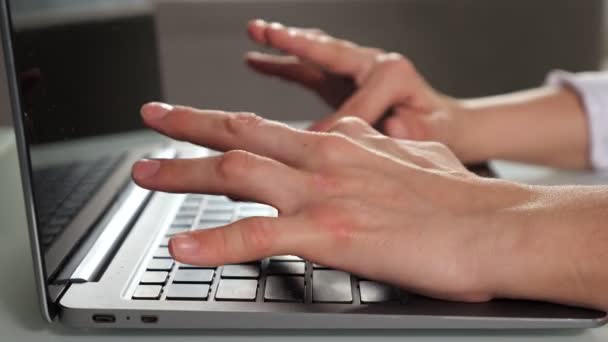 Gehandicapte vrouw freelancer types artikel op laptop thuis — Stockvideo