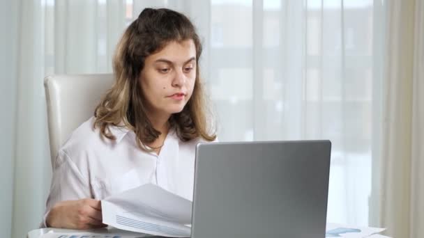 Fogyatékos nő szabadúszó dolgozik laptop otthonról asztalnál — Stock videók