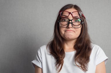 Kadın görüş bozukluğunu gidermek için birkaç gözlük takıyor.
