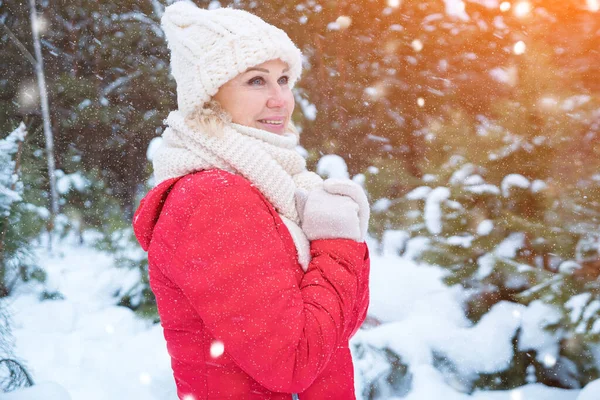 暖かい服の女性は冬の森の中で写真のポーズ — ストック写真