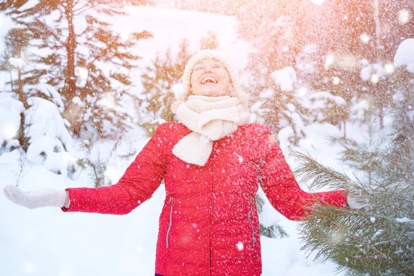 Mujer feliz captura copos de nieve para la foto en el bosque de invierno — Foto de Stock