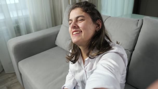 La donna disabile prende selfie sorridente a macchina fotografica di smartphone — Video Stock