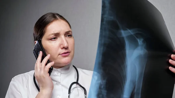 Ortopedista informa resultados de examen de rayos X en el teléfono — Foto de Stock