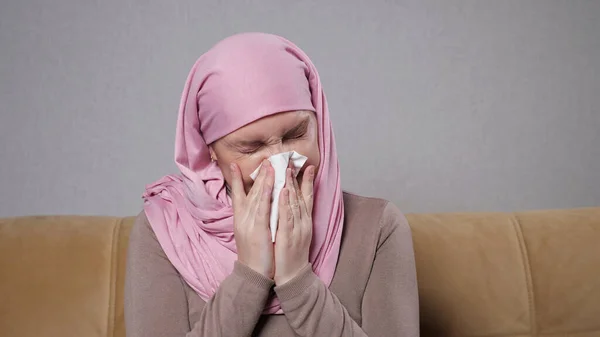 Musulmana en hijab captura frío y estornuda en servilleta —  Fotos de Stock