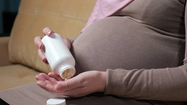 Femme musulmane enceinte boit de la vitamine se préparant à l'accouchement — Photo