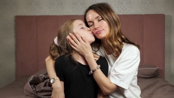 Madre e figlia si baciano parlando sul letto a casa — Video Stock