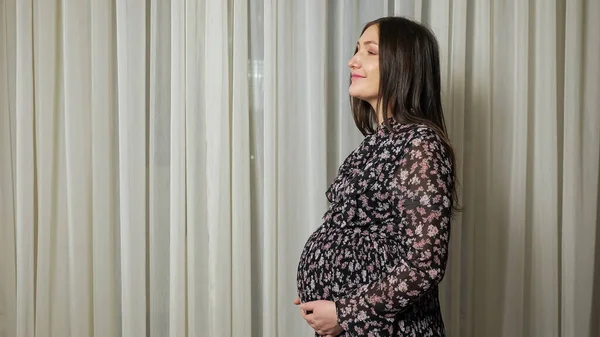 Donna incinta in abito colpi pancia con sorriso felice — Foto Stock