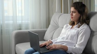 Engelli kadın iş görüşmesinde Skype üzerinden dizüstü bilgisayarla konuşuyor