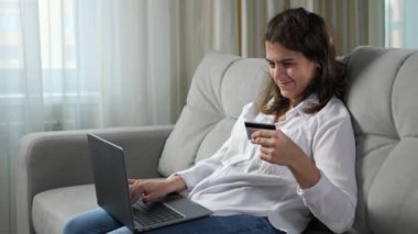 Engelli kadın banka kartı bilgilerini evde dizüstü bilgisayardan giriyor
