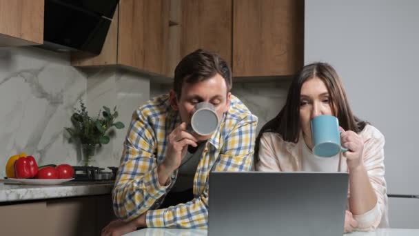 Gift par drikker te og gør online shopping i køkkenet – Stock-video