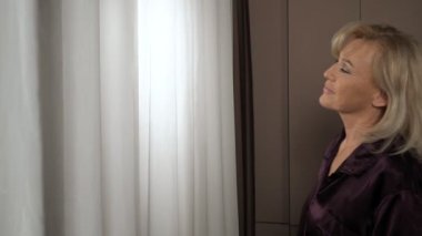 Kadın uyanır uyanmaz gerilir ve mutfakta durur.