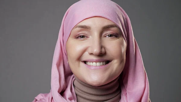 Woman wearing hijab smiles widely looking into camera — Stockfoto
