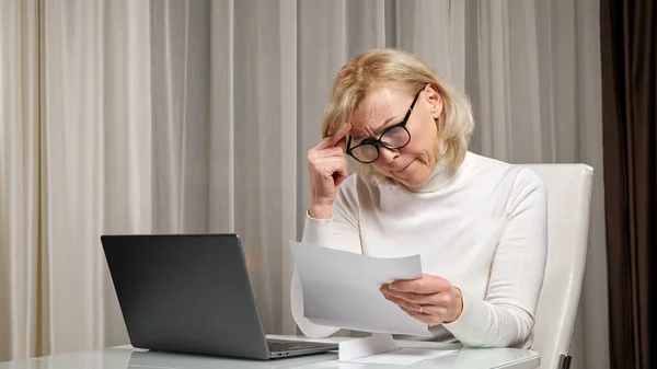 Blonde dame lê carta com más notícias e se sente estressado — Fotografia de Stock