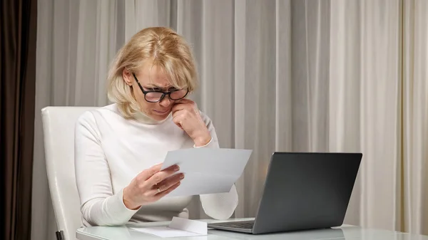 Blonde dame lê carta com más notícias e se sente estressado — Fotografia de Stock