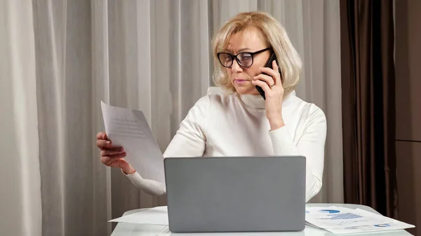Blonde dame solves work problems talking on phone gesturing — Stock Photo, Image