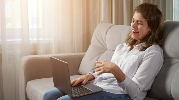 Gehandicapte vrouw praat op sollicitatiegesprek via Skype op laptop Stockafbeelding