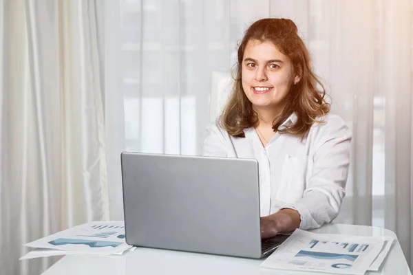 Behinderte Freiberuflerin mit Zerebralparese lächelt und blickt in Kamera — Stockfoto