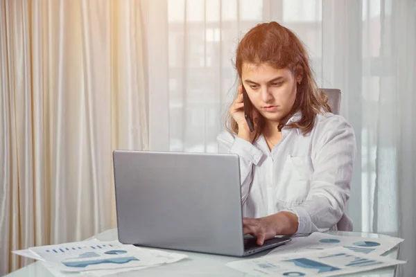 Funktionshindrade kvinna talar i telefon och tittar på projektuppsatsen — Stockfoto