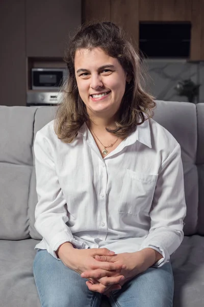 Persona femenina con parálisis cerebral sonríe mirando la cámara en casa Imagen de stock