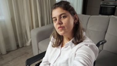 Kameraya gülümseyen engelli kadın