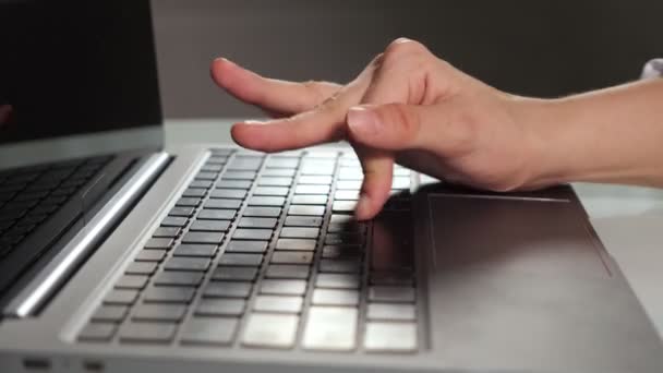Mulher com deficiência freelancer tipos artigo sobre laptop em casa — Vídeo de Stock