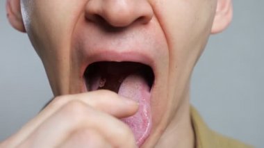 Özel bir kazıyıcıyla antimikrobik hijyen uygulayan bir adamın yakın çekimi..