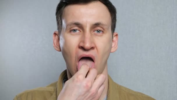 若い男は口の中に薬を入れて水で飲む — ストック動画