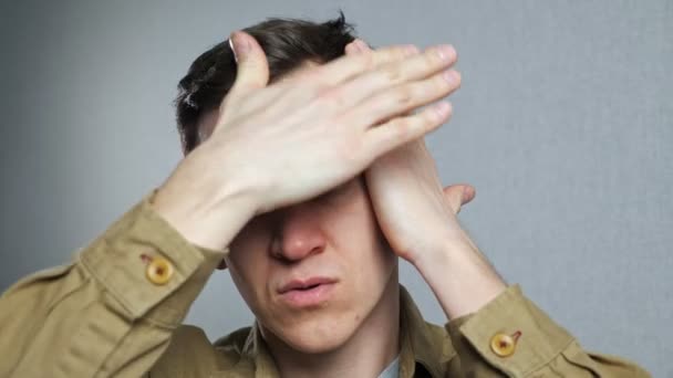 Egy férfi kopasz foltokkal, hajhullással. Hajproblémák kezelése — Stock videók