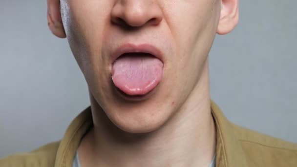 Felismerhetetlen ember ember tesz pirulát a nyelvét és nyeli — Stock videók