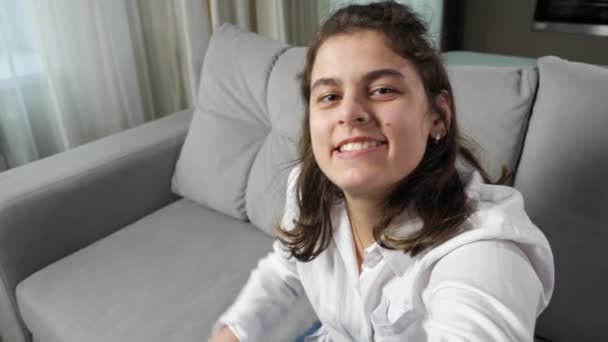 障害者の女性はスマートフォンのカメラに笑顔を取る — ストック動画