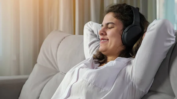 Mujer discapacitada se relaja escuchando música en los auriculares — Foto de Stock