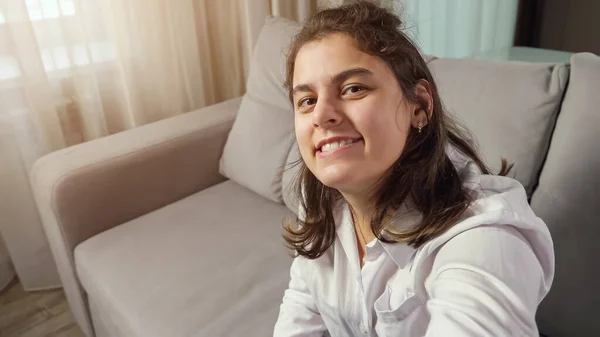 Gehandicapte vrouw neemt selfie glimlachen naar camera van smartphone Rechtenvrije Stockfoto's
