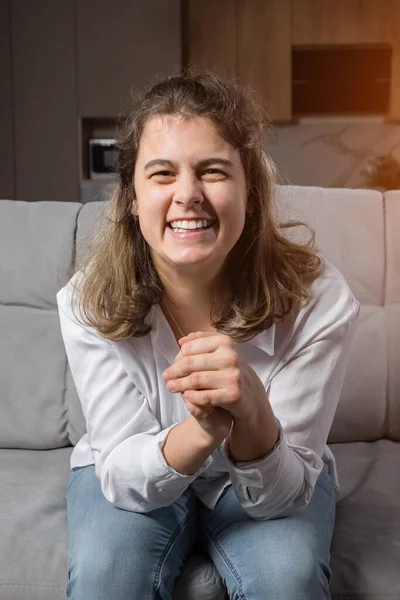 Gehandicapte vrouw met organische schade van het centrale zenuwstelsel glimlacht en kijkt naar de camera Rechtenvrije Stockafbeeldingen