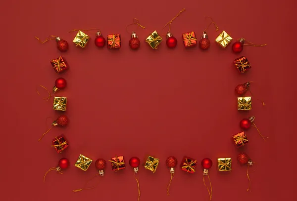 Fondo Navidad Marco Bolas Decorativas Regalos Sobre Fondo Rojo —  Fotos de Stock