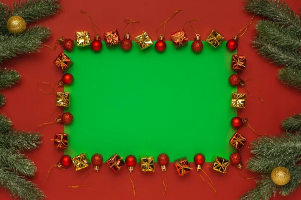 Fondo Navidad Hermosa Tarjeta Con Ramas Abeto Regalos Decorativos Bolas —  Fotos de Stock