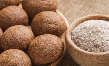 Psyllium ve tohumlarla pişirilmiş düşük karbonhidratlı çörekler. Tahta bir tabakta psilyum. Keto diyeti. Sağlıklı gıda konsepti