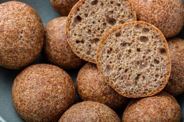 Psyllium ve çeşitli tohumlarla pişirilmiş güzel düşük karbonhidratlı glütensiz çörekler. Keto diyeti. Sağlıklı yeme kavramı