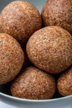Psyllium ve tohumlarla pişirilmiş düşük karbonhidratlı çörekler. Keto diyeti. Sağlıklı yeme kavramı