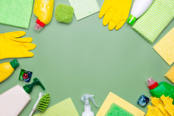Набор товаров для уборки дома. Пустое место для текста. Весенняя очистка