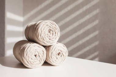 El yapımı makrome örgü ve pamuk iplikleri. Hobi örgü pamuk makarası. Doğal pamuk ipi. Kadın hobisi. Boşluğu kopyala