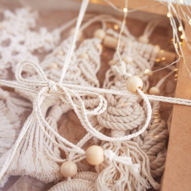 Makrome dekorlu Noel hediyesi kutusu. Noel ağacı, yüzük, makrome şeklinde kar tanesi. Doğal malzemeler, pamuk ipliği, tahta boncuklar. Eko dekorasyonlar, süsler, el yapımı dekorasyon. Kış tatili