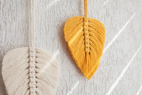 Macrame Leaves Wall Hanging Yellow White Green Natural Color Wooden — Stock Photo, Image