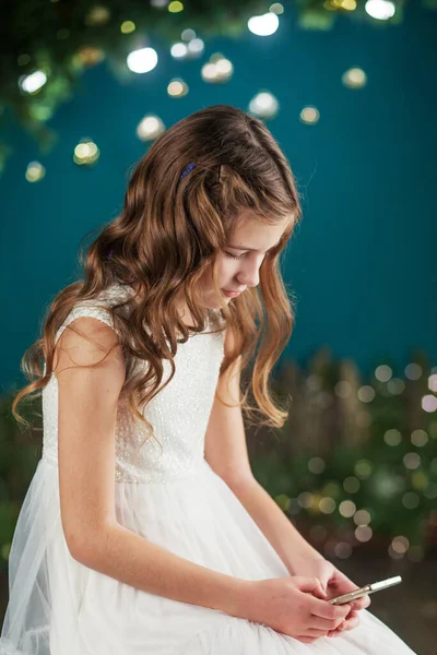 Πορτρέτο Του Χαριτωμένο Μακρυμάλλης Κοριτσάκι Στο Φόρεμα Στο Φόντο Των — Φωτογραφία Αρχείου